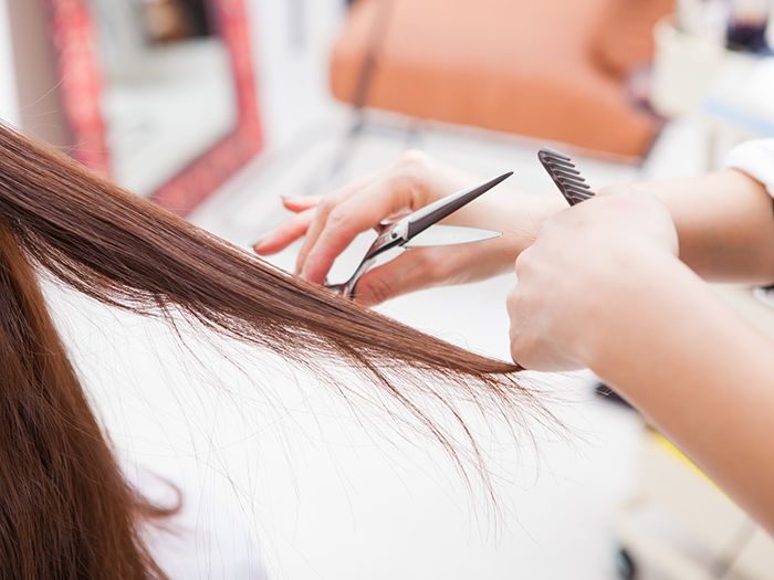 髪を切る女性